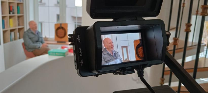 „Românii sunt atât de culți, de bine informați, de citiți. Dumnezeu să te binecuvânteze, România!”. Șuetă cu istoricul britanic Simon Sebag Montefiore  18932861