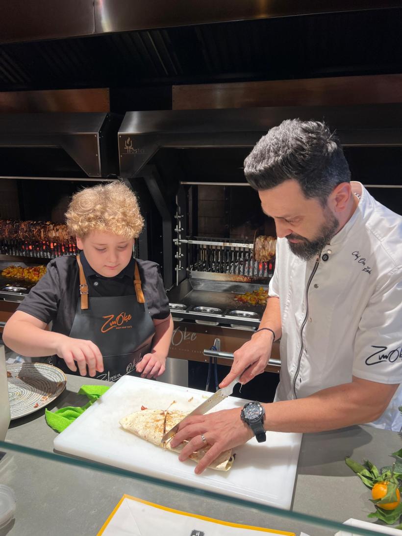 Chef Orlando Zaharia, întâlnire emoționantă cu cel mai înfocat fan al său: ”David este o  minune de copil! Mi-am dorit mult să-i pot dărui această bucurie în preajma Sărbătorilor” 18933225