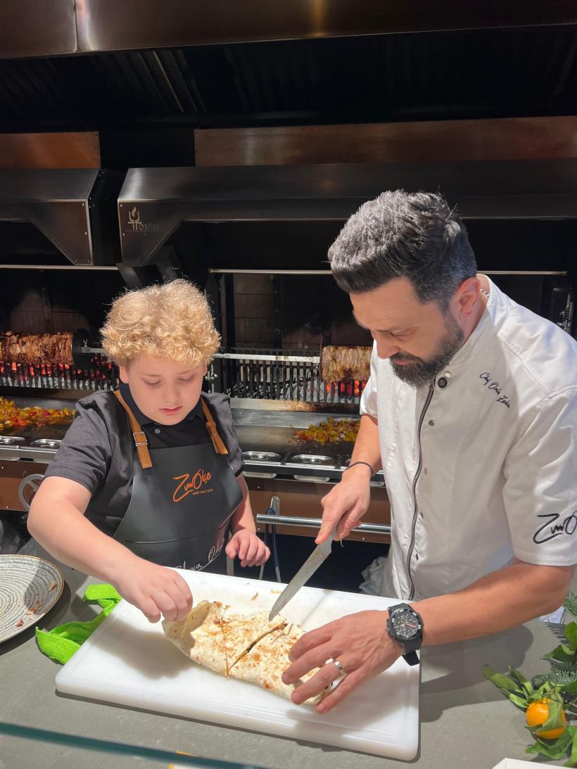 Chef Orlando Zaharia, întâlnire emoționantă cu cel mai înfocat fan al său: ”David este o  minune de copil! Mi-am dorit mult să-i pot dărui această bucurie în preajma Sărbătorilor” 18933226