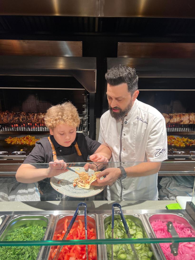 Chef Orlando Zaharia, întâlnire emoționantă cu cel mai înfocat fan al său: ”David este o  minune de copil! Mi-am dorit mult să-i pot dărui această bucurie în preajma Sărbătorilor” 18933227