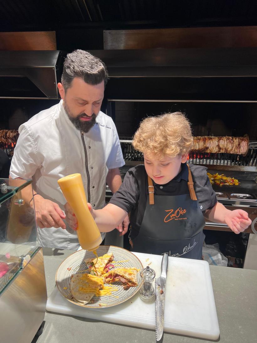 Chef Orlando Zaharia, întâlnire emoționantă cu cel mai înfocat fan al său: ”David este o  minune de copil! Mi-am dorit mult să-i pot dărui această bucurie în preajma Sărbătorilor” 18933228