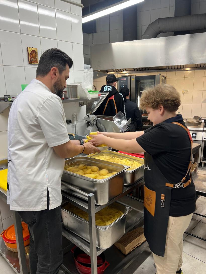 Chef Orlando Zaharia, întâlnire emoționantă cu cel mai înfocat fan al său: ”David este o  minune de copil! Mi-am dorit mult să-i pot dărui această bucurie în preajma Sărbătorilor” 18933229