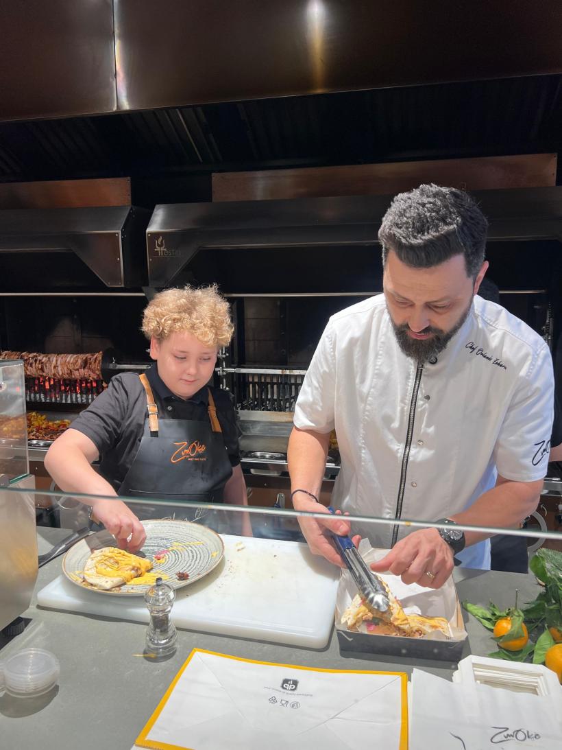 Chef Orlando Zaharia, întâlnire emoționantă cu cel mai înfocat fan al său: ”David este o  minune de copil! Mi-am dorit mult să-i pot dărui această bucurie în preajma Sărbătorilor” 18933230