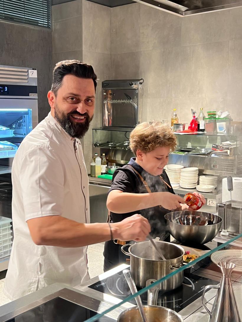 Chef Orlando Zaharia, întâlnire emoționantă cu cel mai înfocat fan al său: ”David este o  minune de copil! Mi-am dorit mult să-i pot dărui această bucurie în preajma Sărbătorilor” 18933231