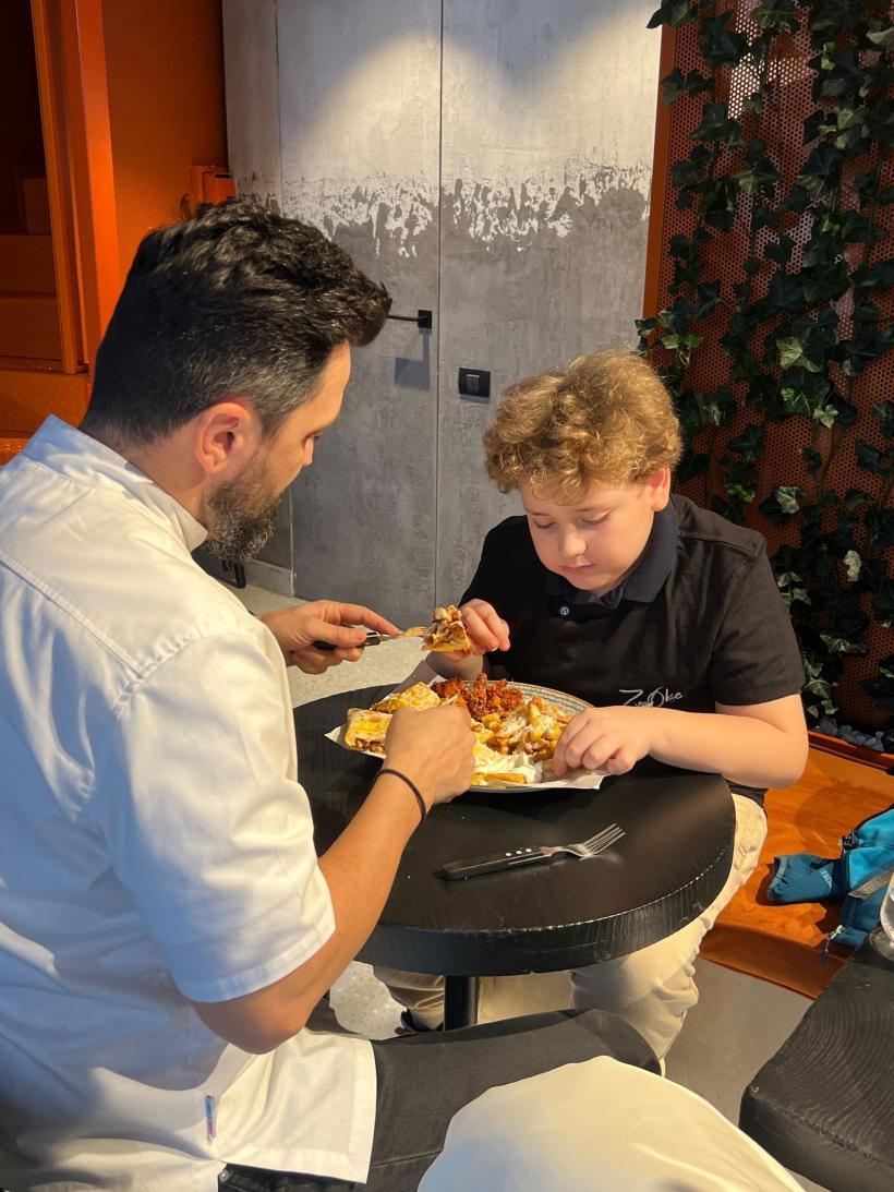 Chef Orlando Zaharia, întâlnire emoționantă cu cel mai înfocat fan al său: ”David este o  minune de copil! Mi-am dorit mult să-i pot dărui această bucurie în preajma Sărbătorilor” 18933232