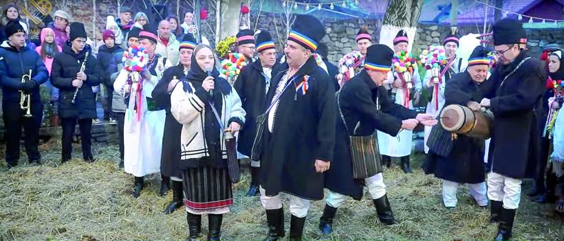 Marea adunare de mascați, urși, capre și vătafi: Uriașul alai de colindători din România, la Moroeni și Pietroșița 18933118