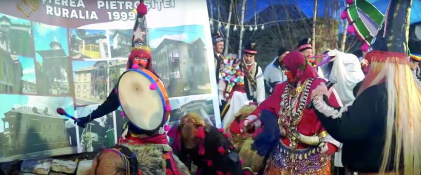 Marea adunare de mascați, urși, capre și vătafi: Uriașul alai de colindători din România, la Moroeni și Pietroșița 18933119