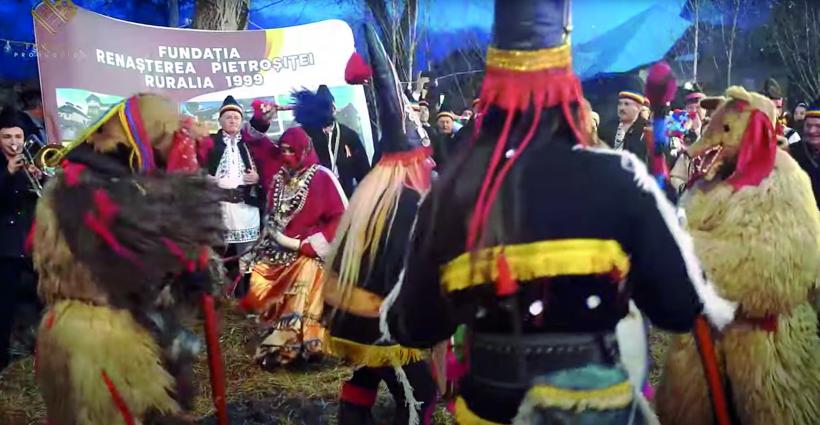 Marea adunare de mascați, urși, capre și vătafi: Uriașul alai de colindători din România, la Moroeni și Pietroșița 18933120