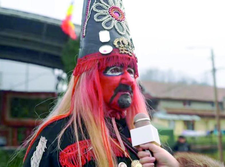 Marea adunare de mascați, urși, capre și vătafi: Uriașul alai de colindători din România, la Moroeni și Pietroșița 18933121