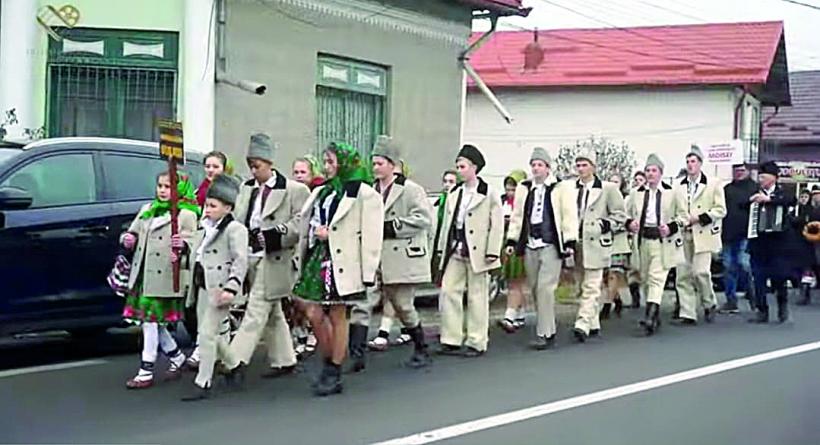 Marea adunare de mascați, urși, capre și vătafi: Uriașul alai de colindători din România, la Moroeni și Pietroșița 18933122