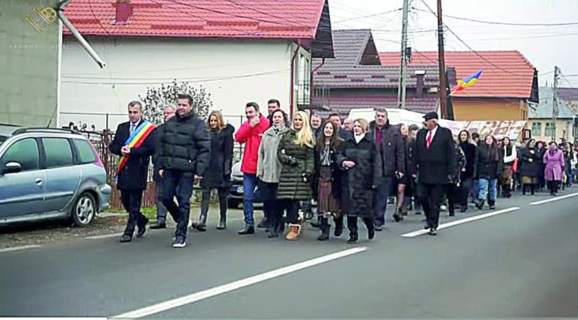 Marea adunare de mascați, urși, capre și vătafi: Uriașul alai de colindători din România, la Moroeni și Pietroșița 18933123