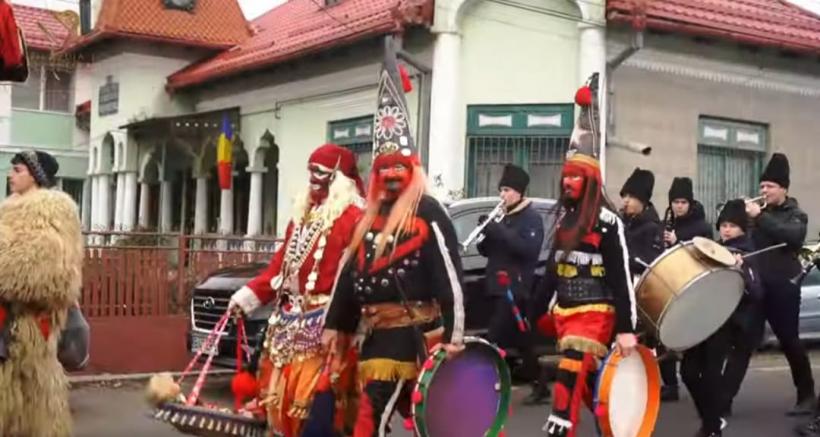 Marea adunare de mascați, urși, capre și vătafi: Uriașul alai de colindători din România, la Moroeni și Pietroșița 18933124