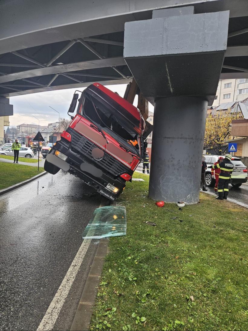 O autoutilitară a rămas blocată sub un pod din Râmnicu Vâlcea