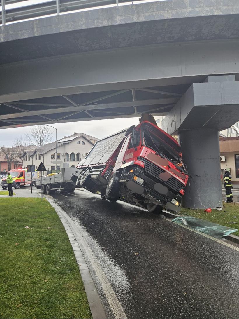 O autoutilitară a rămas blocată sub un pod din Râmnicu Vâlcea 18933379