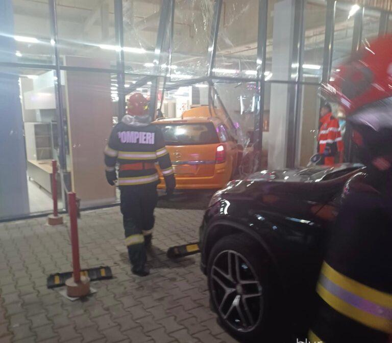 Un șofer a intrat cu mașina în vitrina unui magazin din Suceava 18933428