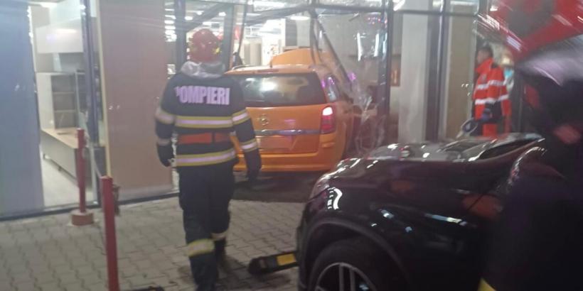 Un șofer a intrat cu mașina în vitrina unui magazin din Suceava 18933431