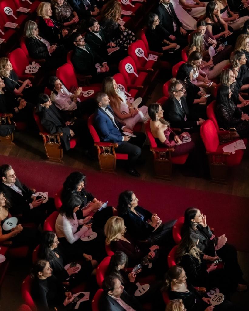 Diamante pentru cauze sociale 18933667