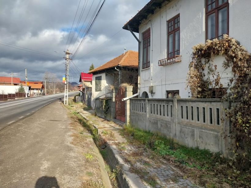 Marea demolare, de pe drumul spre Sinaia: Guvernul intră cu buldozerele în 500 de case-monument, pentru a lăți DN 71 18933531