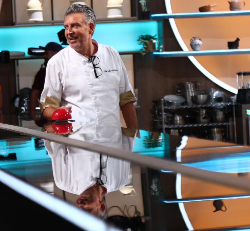 Ghiță, Amme și George au părăsit ieri competiția Chefi la cuțite. Diseară, echipele gătesc cu ustensile în miniatură. Chef Richard: ”Cum să pregătim 14 farfurii cu jucăriile astea?!” 18933684