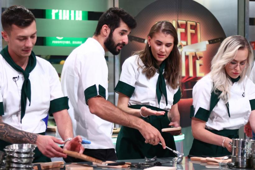 Ghiță, Amme și George au părăsit ieri competiția Chefi la cuțite. Diseară, echipele gătesc cu ustensile în miniatură. Chef Richard: ”Cum să pregătim 14 farfurii cu jucăriile astea?!” 18933687