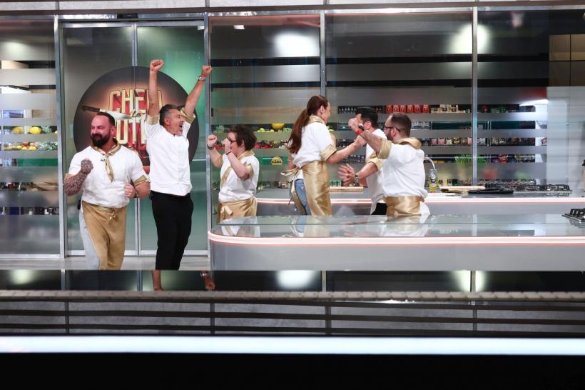 Ghiță, Amme și George au părăsit ieri competiția Chefi la cuțite. Diseară, echipele gătesc cu ustensile în miniatură. Chef Richard: ”Cum să pregătim 14 farfurii cu jucăriile astea?!” 18933690