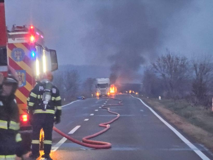 Pericol uriaș de explozie! Două cisterne s-au ciocnit și au luat foc.15 persoane au fost evacuate 18933692