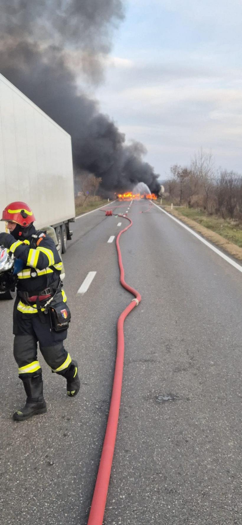 Pericol uriaș de explozie! Două cisterne s-au ciocnit și au luat foc.15 persoane au fost evacuate 18933694