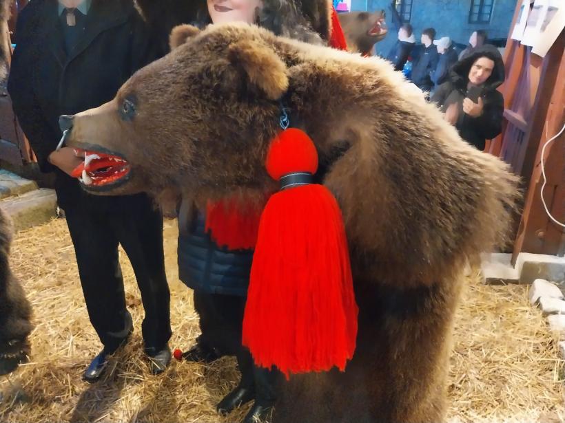 Semnificația măștilor, a urșilor și a caprelor, în ritualurile de sfârșit de an. Ritualuri vechi, asimilate de creștinism 18933547