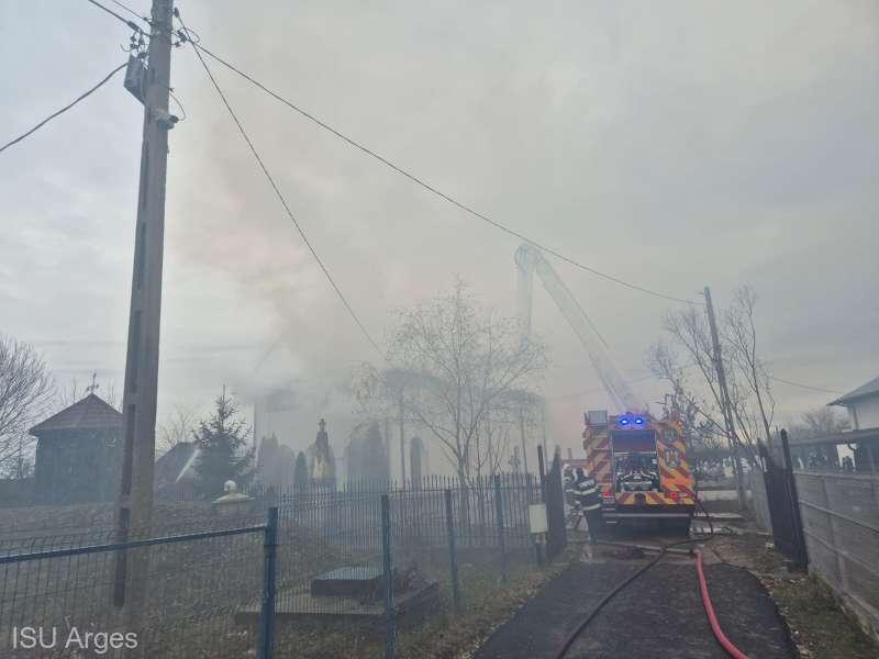 Biserica din Albota a luat foc de Crăciun, în timpul slujbei