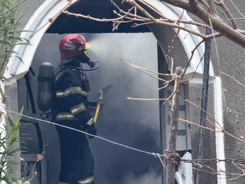Tragedie în dimineața Crăciunului: Un bărbat a murit în incendiul care i-a cuprins casa 18933835