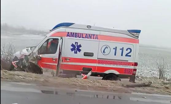 Viteza ucide! Accident grav între o ambulanță cu pacient și un autoturism. Două persoane au murit, iar mai multe sunt rănite