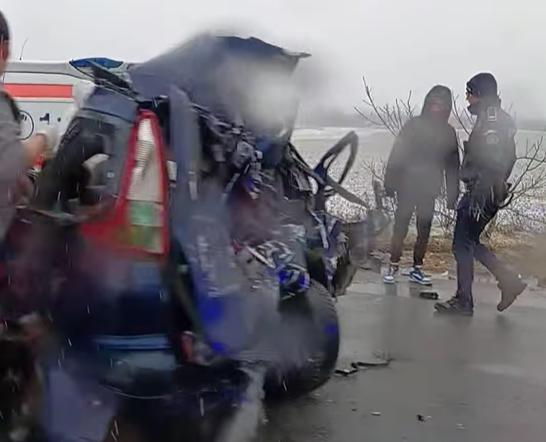 Viteza ucide! Accident grav între o ambulanță cu pacient și un autoturism. Două persoane au murit, iar mai multe sunt rănite 18934079