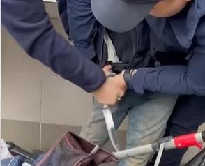 Teroare pe o stradă din Râmnicu Vâlcea: Un bărbat de 70 de ani, înarmat cu un cuțit și o șurubelniță, a amenințat trecătorii 18934137