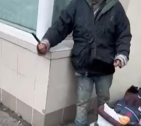 Teroare pe o stradă din Râmnicu Vâlcea: Un bărbat de 70 de ani, înarmat cu un cuțit și o șurubelniță, a amenințat trecătorii 18934138