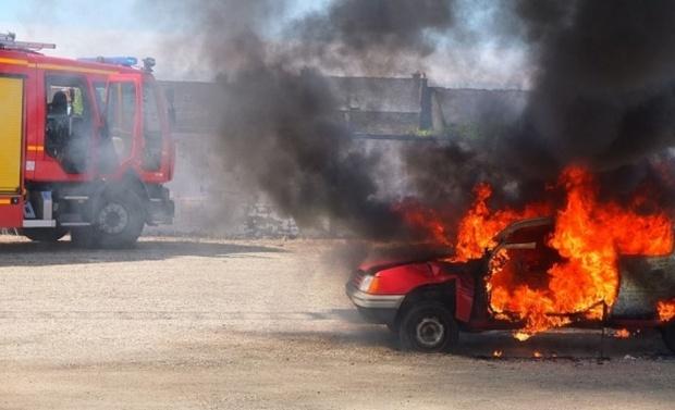 UPDATE O femeie a dat foc unei mașini în București. Flăcările s-au extins la alte două autoturisme