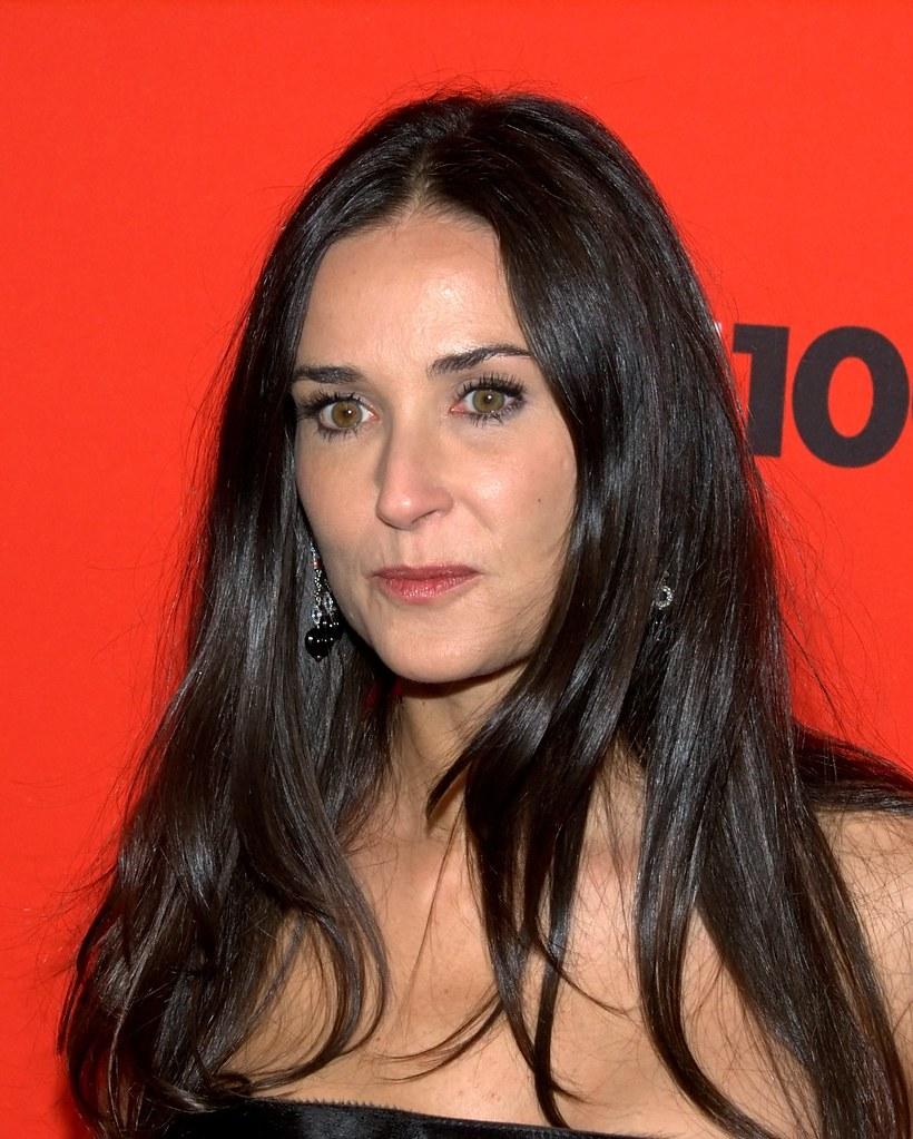 Demi Moore conduce cursa pentru Oscar după ce a câștigat Globurile de Aur