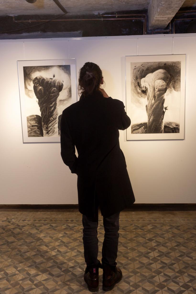 Expoziția „Firul cu plumb” semnată de artista vizuală Marcela Rădulescu rămâne deschisă la Scemtovici & Benowitz Gallery toată luna ianuarie 18935150