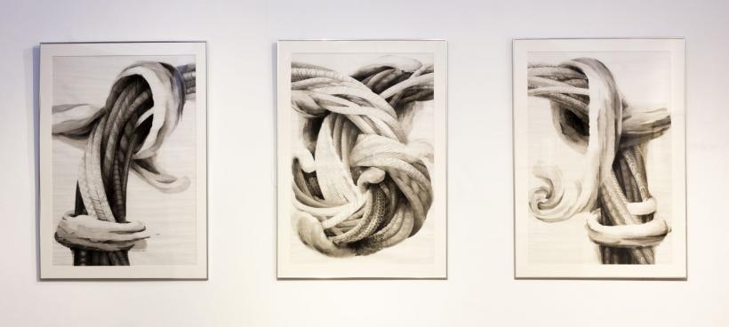 Expoziția „Firul cu plumb” semnată de artista vizuală Marcela Rădulescu rămâne deschisă la Scemtovici & Benowitz Gallery toată luna ianuarie 18935158