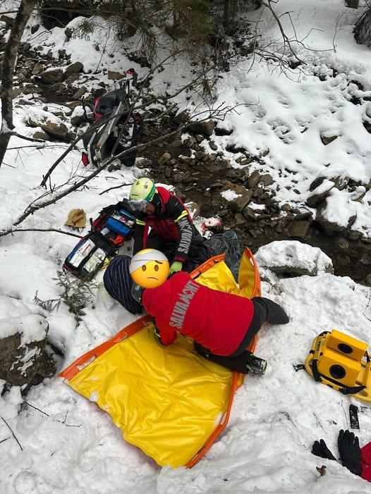 Accident grav pe Valea Azugii: Un turist străin a a sărit cu snowmobilul în albia pârâului