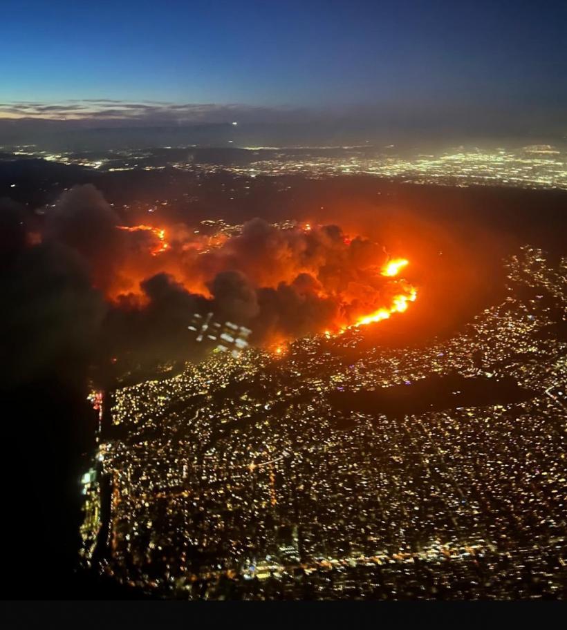 Incendiu violent în Los Angeles: 30.000 de oameni au fost evacuați. A fost declarată stare de urgenţă