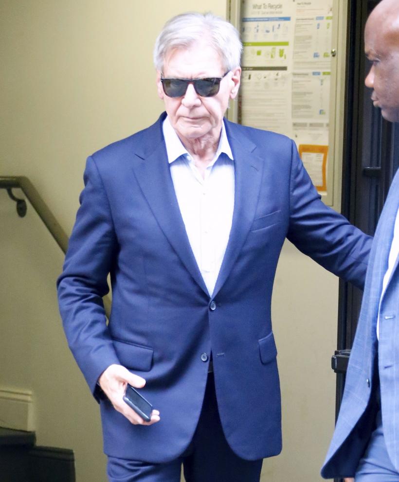 Harrison Ford merge sub escortă să-și verifice casa amenințată de incendiile din Los Angeles 18935506