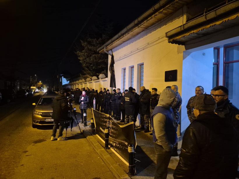 Polițiștii din penitenciare protestează în mai multe orașe din țară: vor sporuri și plata orelor suplimentare 18935617