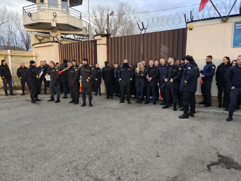 Polițiștii din penitenciare protestează în mai multe orașe din țară: vor sporuri și plata orelor suplimentare