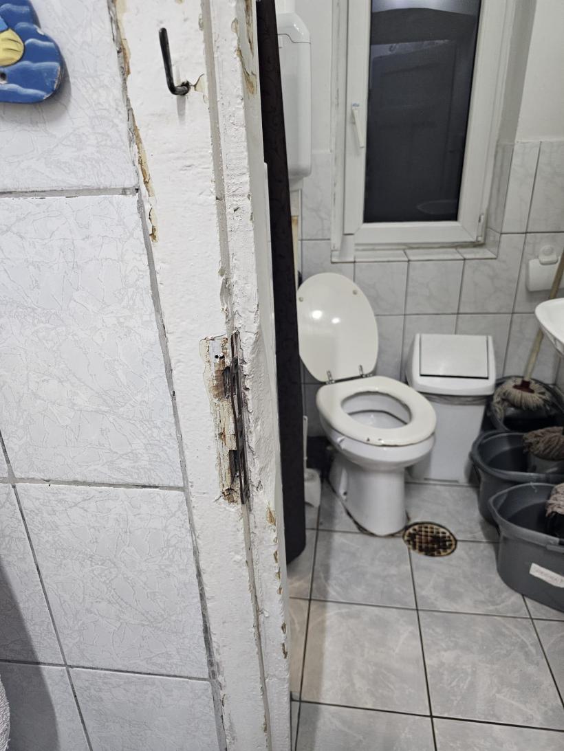 Descoperire șocantă în centrele groazei, din Mureș: Copii cu dizabilități, malnutriți, încuiați cu zăvorul, ținuți în mizerie și tratați cu medicamente expirate 18935768