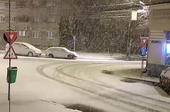 Ninge viscolit în România, iar drumurile sunt acoperite cu polei