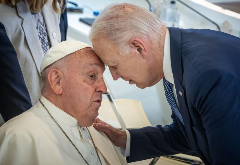 Papa Francisc, decorat de Joe Biden cu medalia libertății