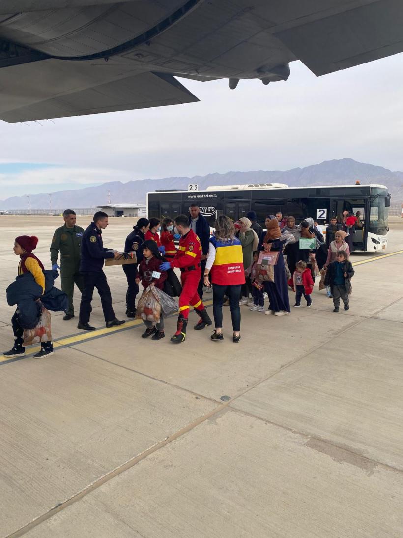 România a evacuat 12 bolnavi palestinieni și rudele lor din Gaza. Copiii răniți sunt tratați în spitalele din București 18936492