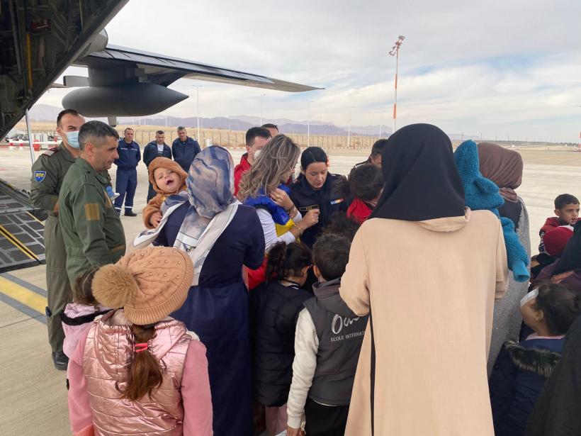 România a evacuat 12 bolnavi palestinieni și rudele lor din Gaza. Copiii răniți sunt tratați în spitalele din București 18936493