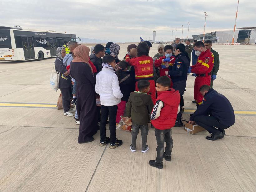 România a evacuat 12 bolnavi palestinieni și rudele lor din Gaza. Copiii răniți sunt tratați în spitalele din București 18936494