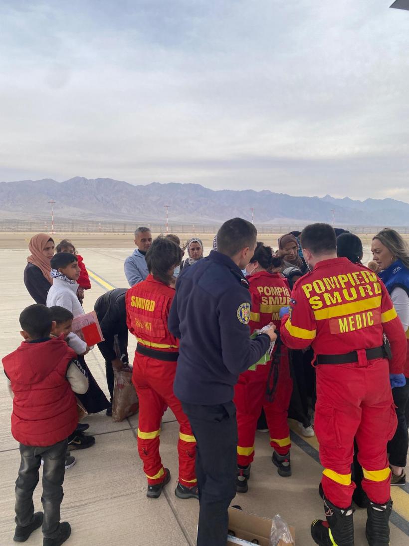 România a evacuat 12 bolnavi palestinieni și rudele lor din Gaza. Copiii răniți sunt tratați în spitalele din București 18936495